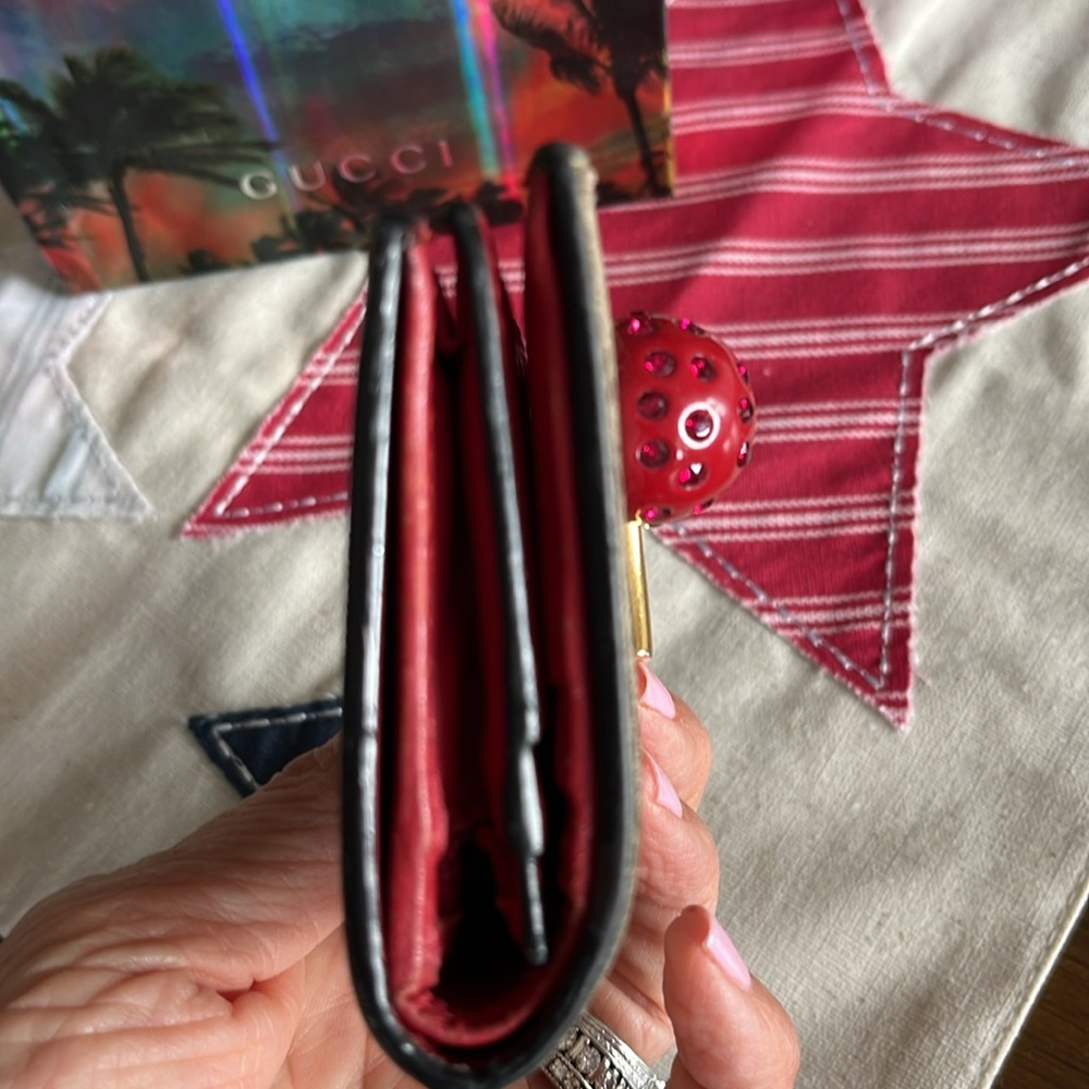 GUCCI SUPREME CHERRY WALLET - Picture 12 of 12